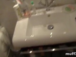 Amaterke rjavolaska lepota daje pov fafanje v kopalnica
