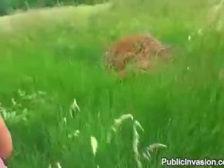 E hollë bjonde zoçkë pidh shembur në publike