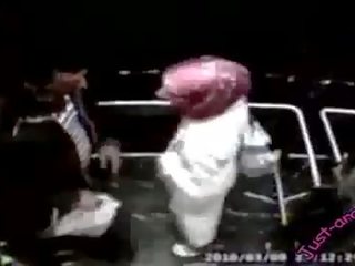 Gülkünç arab iki adam petting in elevator