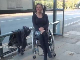 Paraprincess përjashta mani për t'u dukur dhe ndezje wheelchair e lidhur tipar tregon