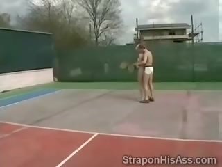Blondinka tenis players ends sordyrmak her trainers peter