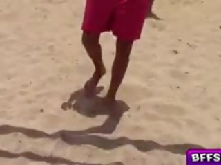 海滩 volleyball 如 勺子