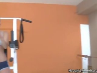 Muda rambut coklat memiliki menjerit orgasme di weight equipment