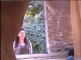 Jaunas patelė nuogas į langas o žmonės pereiti hahaha