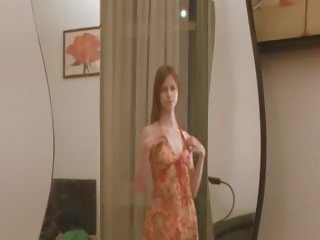 Sunkus į viršų solo masturbacija prieš mirrors