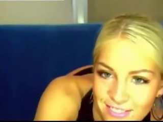 Haýran galdyryjy blondinka masturbates on webkamera