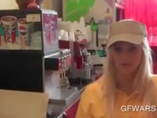 Blond serveuse chatte doigts en pov style