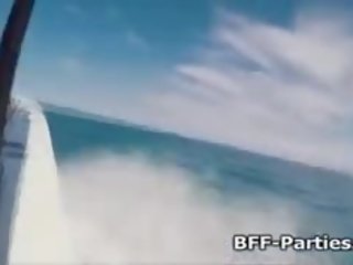 Penghentaman empat extraordinary remaja dalam bikini pada yang bot