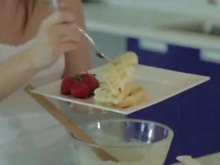 Amorevole bruna pupa prende leccato