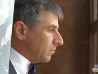 Mlada rdečelaske ponudbe muca da več učitelj za passing izpit