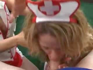 2 fabulous y tá cho một blowjob