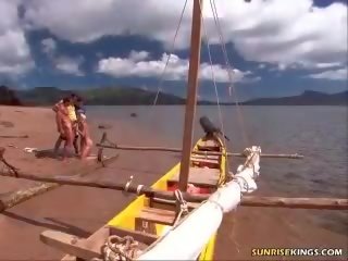 Masigla ginintuan ang buhok tinedyer sucks dalawa mataba karne rods sa ang dalampasigan