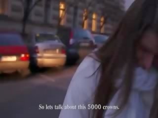 Facile strada ragazza tentati da contante a succhiare albero