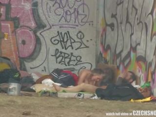 Čista ulica življenje homeless trojček ob xxx film na javno