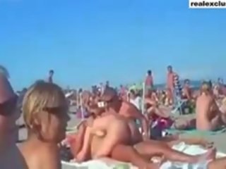 Jemagat öňünde ýalaňaç pläž swinger sikiş video in tomus 2015