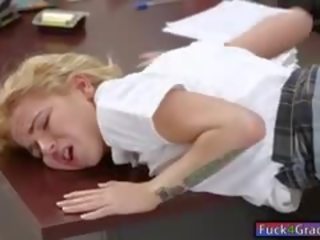 大 宠儿 alina 西 拍着 上 办公桌