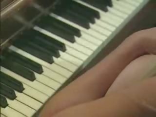 Playing with my öl amjagaz is more fun then playing the pianino