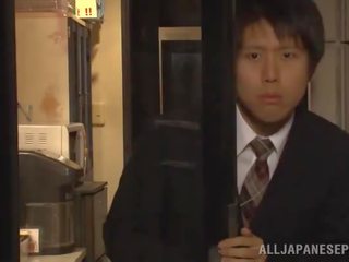 Sleaze japoneze femër ka crashed gjigand në një zyrë