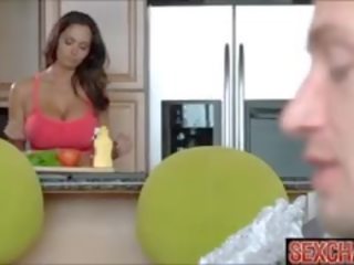 To ngực libidinous mẹ tôi đã muốn fuck mẹ kế quyến rũ cô ấy con trai
