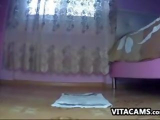 E nxirrë kamera lassie fërkon të saj pidh