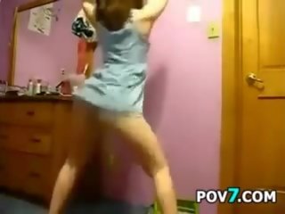 Young lady shaking her göt in a pink ýatylýan otag