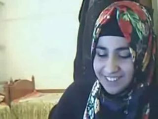 Film - hijab nxënëse tregon bythë në kamera kompjuterike