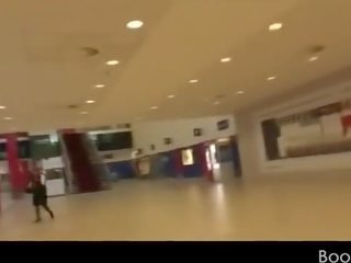 Başlangyç hottie sikiş phallus in a jemagat öňünde hajathana