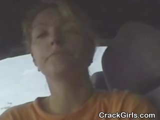 Marriageable blondinke razpoka kurba sesanje phallus v javno avto