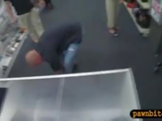 Customers aýaly pounded in the gizlin otag of a pawnshop
