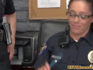 Femdom policija milfs v uniforma
