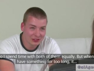 Samice zástupca fucked podľa ju asistent v kancelária stoličky