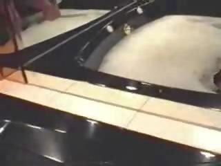 Amatér hrát pár souložit v a jacuzzi