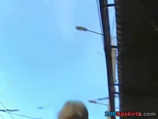 To fem je nošenje ozko rit kavbojke