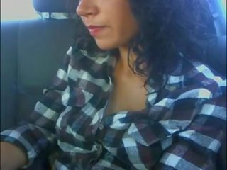 Brunette mademoiselle flash susu in mobil