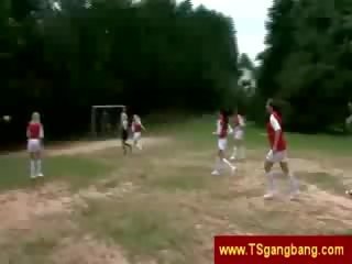 Sikli aýal futbol players özüňe çekmek arbitrator