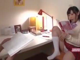 Pleasant attractive korejsko mlada dama natepavanje