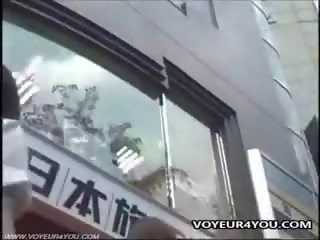 Ýapon sweetheart ýubkasyny jyklamak türsüjek secretly videoed
