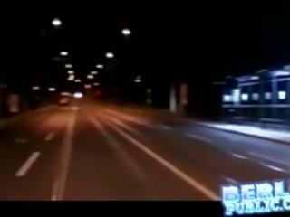Bjonde jap marrjenëgojë në publike autobuz stop