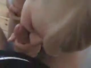 Domov je umazano film od rjavolaska ženska sesanje phallus s kolena na težko wood tla
