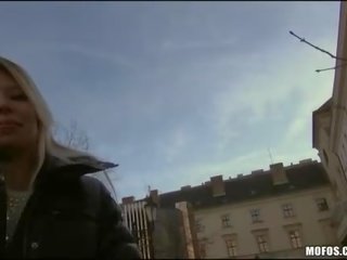 Blondie çehiýaly köçe gyz picked up and fucked for nagt pul