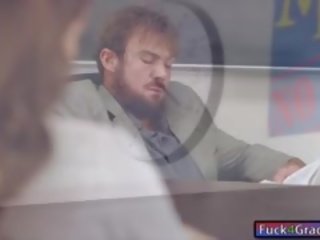 Pigtailed fiică lovit în the sala de clasa de ei invatatoare