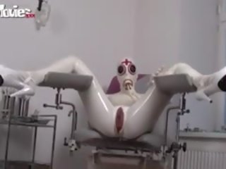 Dva libidinous nemke sluts ki ljubezen da obleka up v inviting lateks
