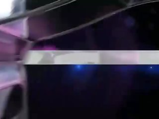 Maličký kozičky rozpustilá dívka jde ahead a honění