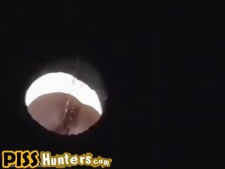 아기 샷 에 에이 cesspool 캠 동안 오줌 누는