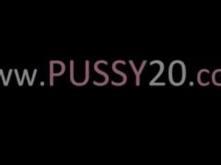 Vrasës lezz babes në the lëkurë divan