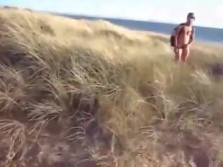 Masturbim për të saj bashkëshort dhe një perverse i huaj beside plazh