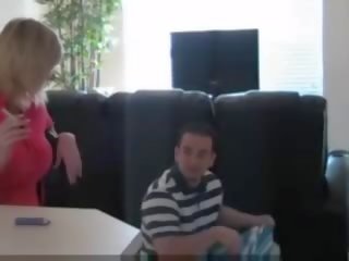 Terrific mãe a fumar adulto clipe com marido e filho