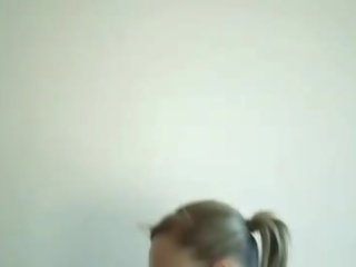 Prekje të saj gjinj ndërsa të saj bf është duke fucked