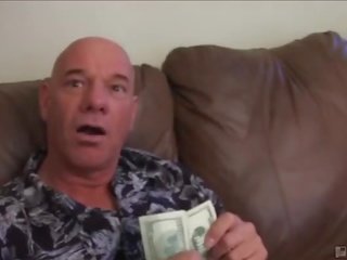 Knock knock トリック または 扱う tiffani ある selling キャンディ へ 上げる いくつかの 現金 のために 科学 キャンプ しかし 我々 re 見える のために a 異なる タイプ の 扱う ザ· 種類 我々 缶 トリック アウト のために a ビット の dough 我々 bought 彼女の 全体 ボックス の キャンディ へ フリー 彼女の 時間 アップ と その後 我々 ました 彼女の
