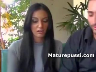 Superior fantastično rjavolaska milf rit na display za a veliko mlajši moški